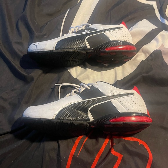 10.5 low top white, blacks& red pumas - Picture 3 of 6